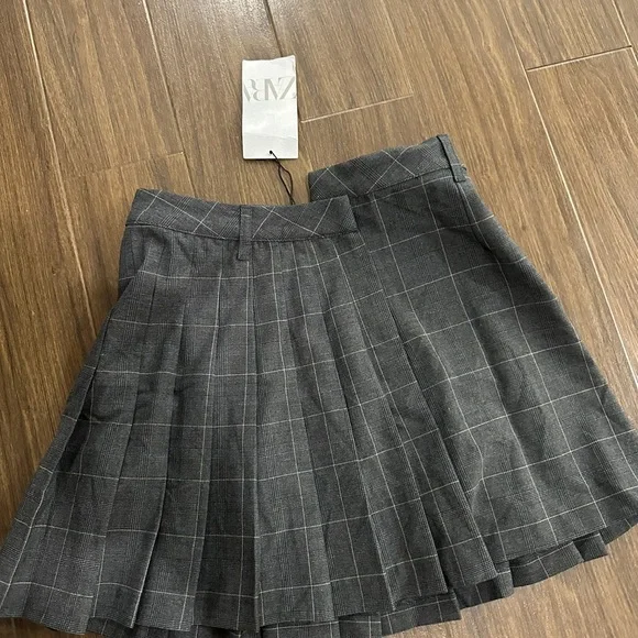Zara symmetrical waist pleated mini skirt - Picture 3 of 5